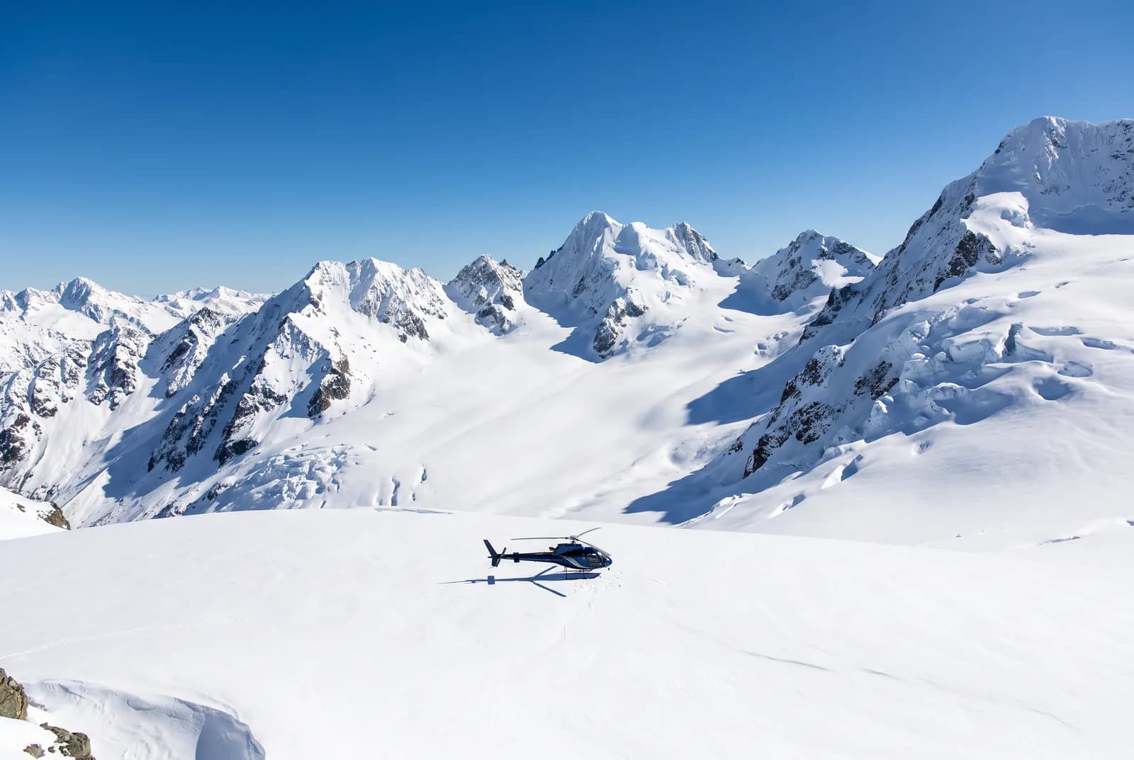 Hélicoptère au-dessus des Alpes du Sud, avec atterrissage sur glacier